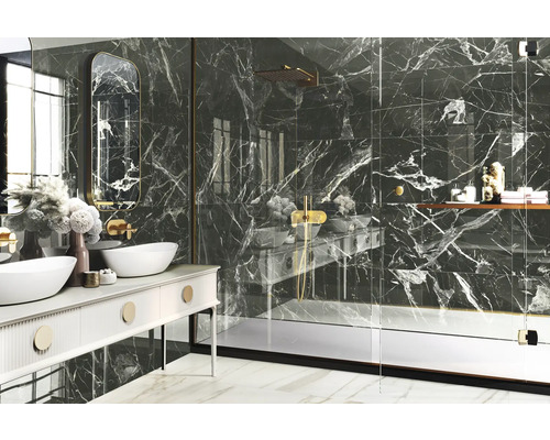 Moderne badkamer met marmeren tegels, dubbele wastafel en glazen douche