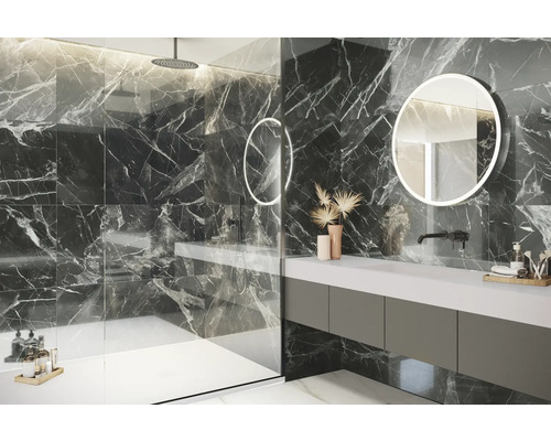 Moderne badkamer met marmeren tegels, wastafel en ronde spiegels met verlichting