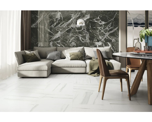 Lichte woonkamer met grijze marmeren wand, hoekbank en eethoek