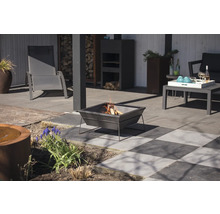 Terrasopstelling met vuurkorf, tuinmeubelen en decoratieve elementen.