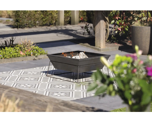 Vierkante vuurplaats met brandhout op een terras