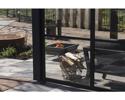 Terras met vuurkorf, houtmand en fontein