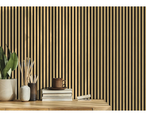 Decoratieve plaat met houten stroken voor interieurs op een tafel met decoratie