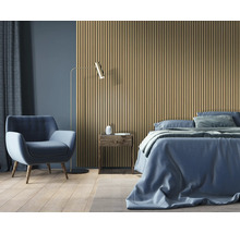 Slaapkamer met akoestische panelen, bed, fauteuil en staande lamp