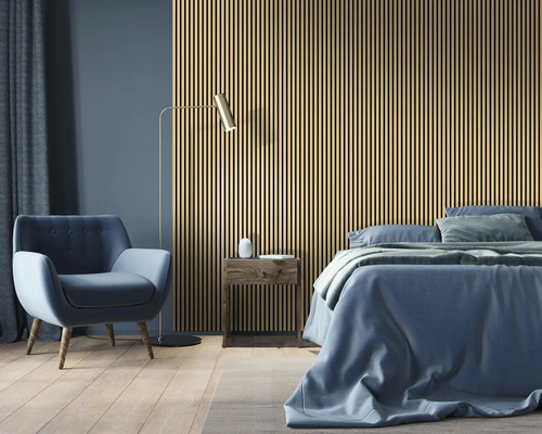 Slaapkamer met akoestische panelen, bed, fauteuil en staande lamp