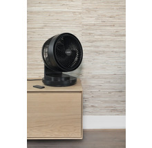 Draaibare ventilator van kunststof met afstandsbediening op dressoir