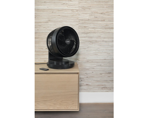 Draaibare ventilator van kunststof met afstandsbediening op dressoir