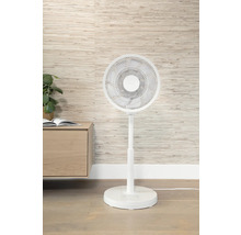 Witte staande ventilator in de kamer