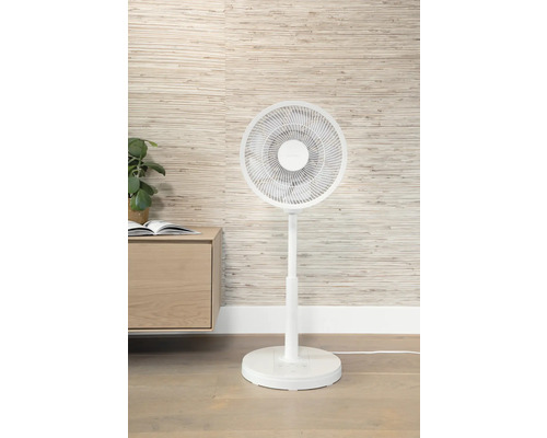 Witte staande ventilator in de kamer