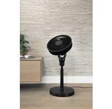 Zwarte staande ventilator in de woonkamer