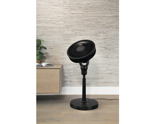 Zwarte staande ventilator in de woonkamer