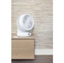 Witte Eurom ventilator met afstandsbediening op een nachtkastje