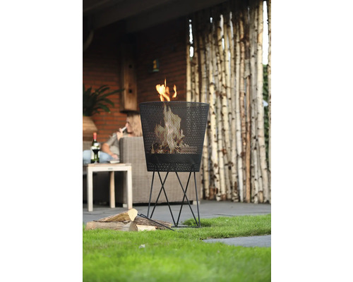 Metalen vuurkorf met vlammen buiten op het gazon