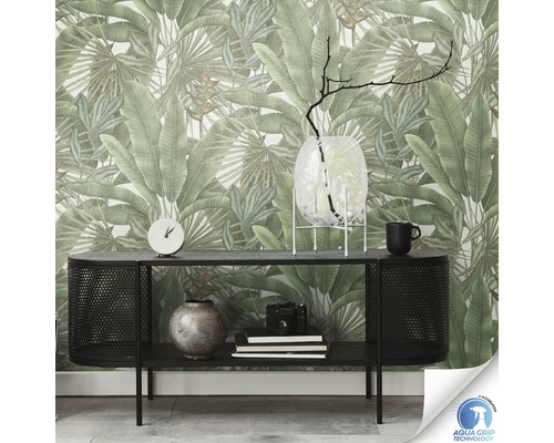 Een woonkamer met een zwarte console en een muur met bloemenbehang.