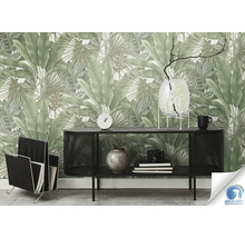 Woonkamer met junglebehang, zwarte plank, klok, vaas en tijdschriftenrek