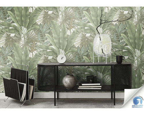 Woonkamer met junglebehang, zwarte plank, klok, vaas en tijdschriftenrek