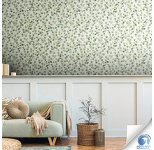 Woonkamer met behang met eucalyptuspatroon, bank en plant in mand
