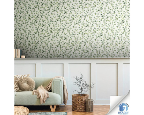 Woonkamer met behang met eucalyptuspatroon, bank en plant in mand