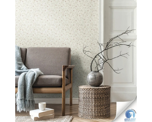 Woonkamer met bloemenbehang, bank, houten tafel en decoratie