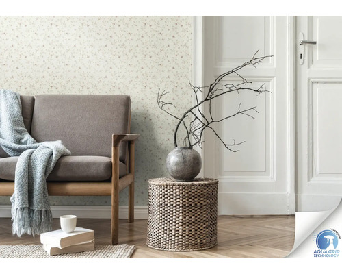 Woonkamer met bank, bijzettafel en bloemenbehang