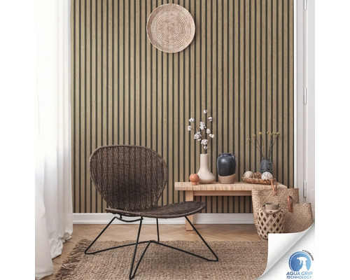 Woonkamer met houten wandpanelen, stoel en decoratieve elementen