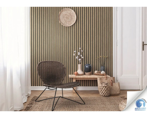 Woonkamer met houten lambrisering, stoel en decoratie