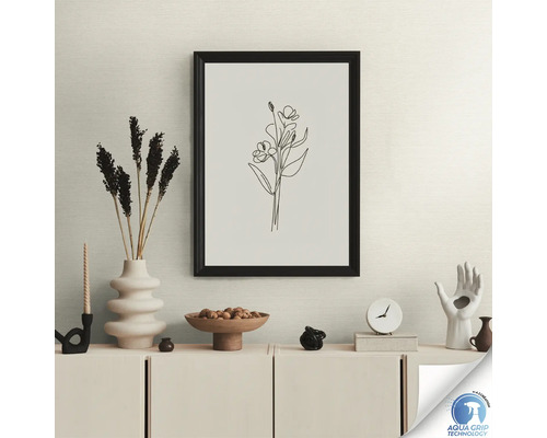 Decoratief stilleven op een dressoir met een illustratie van planten in een lijst.