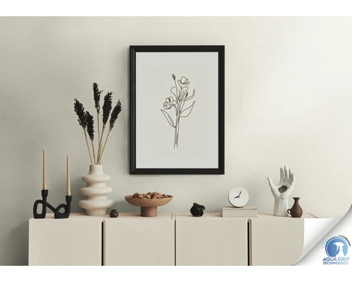 Decoratief stilleven met lijst, droogbloemen, kaarsen en figuren op een kast.