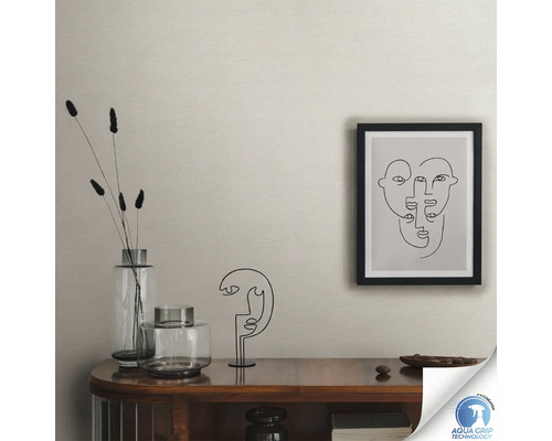 Close-up van een gestructureerd behang in een woonkamer met decoratieve elementen