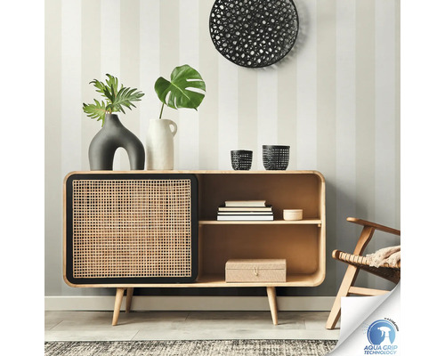 Houten dressoir met rotan deur voor een gestreepte wand