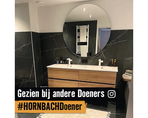 Lichte badkamer met dubbele wastafel, ronde spiegel en donkere tegels