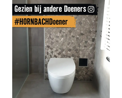 Moderne badkamer met toilet en mozaïekwand