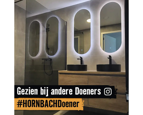 Lichte badkamer met wastafelonderkast, opzetwastafels, spiegels en douchecabine