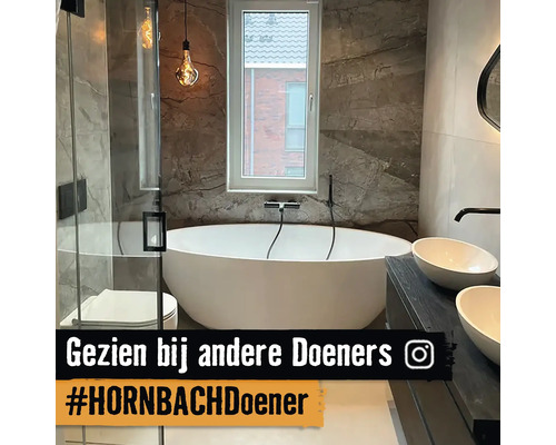 Moderne badkamer met vrijstaand bad, wastafelmeubel met opzetwastafel en raam.