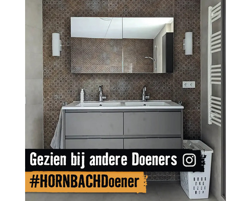 Badkamer met wastafelonderkast, spiegel, handdoekradiator en wandlampen