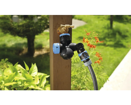 For_q waterverdeler met gemonteerde tuinslang op een buitenkraan