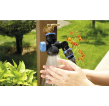 Tuinslangadapter met douchefunctie en waterstraal in gebruik