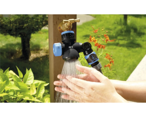 Tuinslangadapter met douchefunctie en waterstraal in gebruik