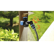 Kraanadapter met douchekop in de tuin
