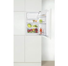 Geïntegreerde koelkast met open deur, gevuld met levensmiddelen.