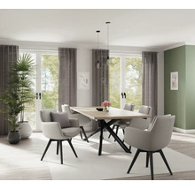 Lichte eetkamer met eettafel, stoelen, gordijnen en kamerplanten voor een vriendelijke sfeer