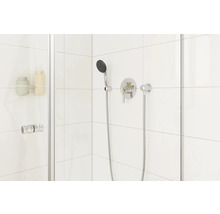 Gedetailleerde weergave van een douche met kraan, handdouche en zeepdispenser aan de douchewand