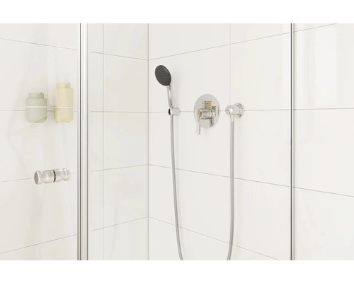 Gedetailleerde weergave van een douche met kraan, handdouche en zeepdispenser aan de douchewand