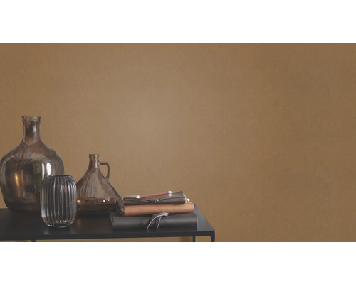 Decoratieve glazen vazen en notitieboekjes op een tafel voor een muur