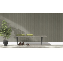 Lichte en ruime hal met bank, plant en schoenen