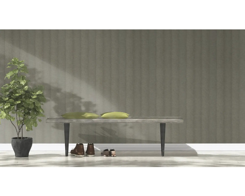 Lichte en ruime hal met bank, plant en schoenen