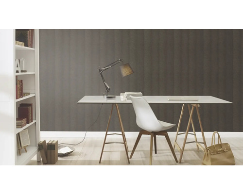 Werkkamer met bureau, stoel en boekenkast