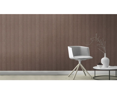 Woonkamer met bruin gestreept behang, stoel en bijzettafel