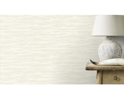 Licht vliesbehang met horizontale lijnenstructuur in de woonkamer