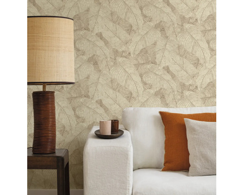 Kameroverzicht met behang met bladmotief, lamp en bank